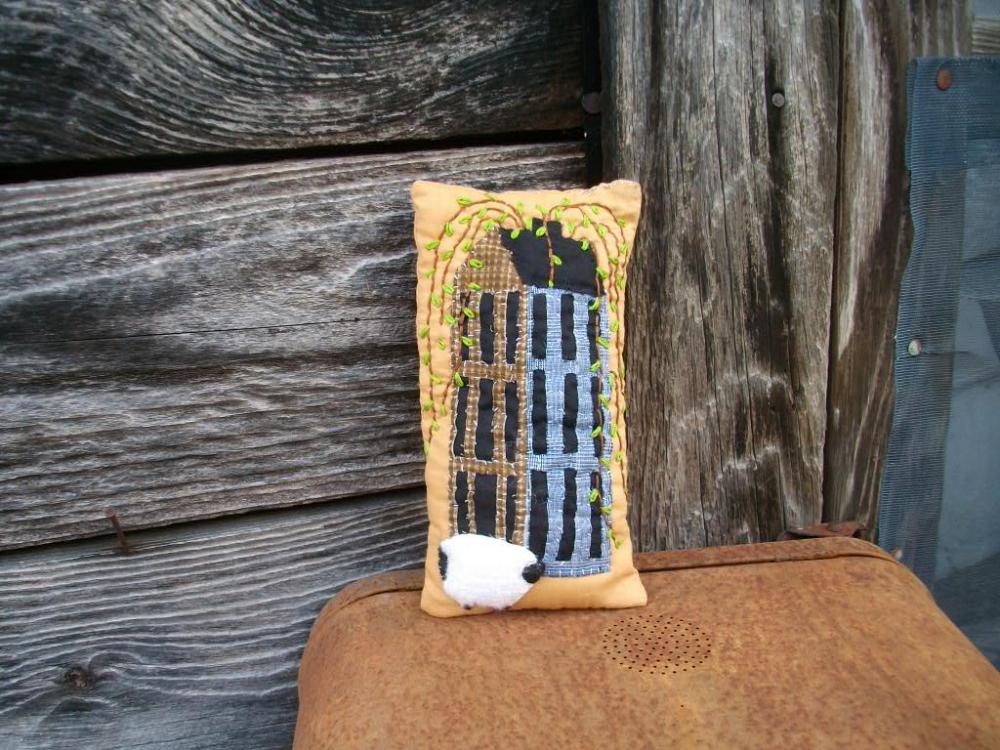 Primitive Willow, Salt Box House And Sheep Pillow - Appliqued And Embroidered Details.- For Your Hutch, Cupboard, Shelf Or Mantel