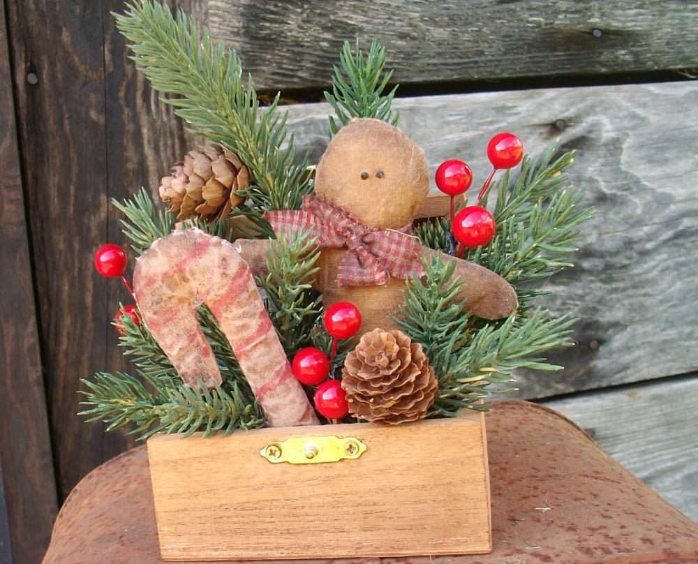 Gingerbread Man Christmas Decoration - Ginger In Chest With Candy Cane, Berries, Pine Cones And Evergreens
